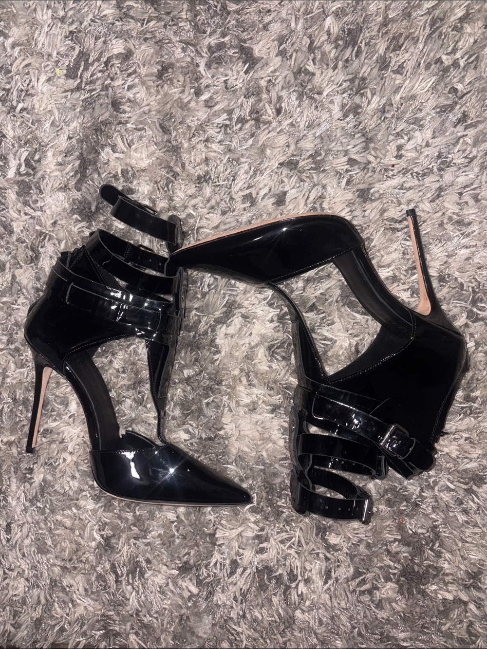 AMINAH ABDUL JILLIL T-STRAP PUMP BLACK PATENT SIZE 8M